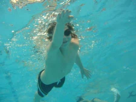 שחייה לחיזוק חגורת הכתפיים והמוטוריקה לילדים