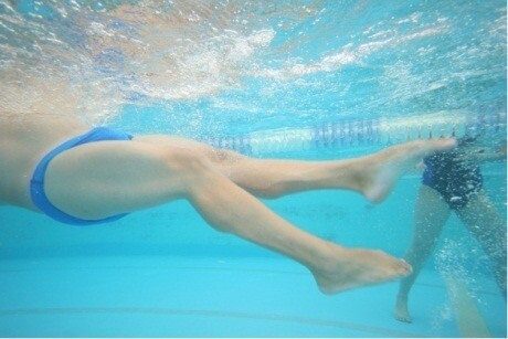 עבודה נכונה עם הרגליים בשחייה