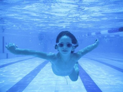 חיזוק חגורת הכתפיים לילדים בשחייה