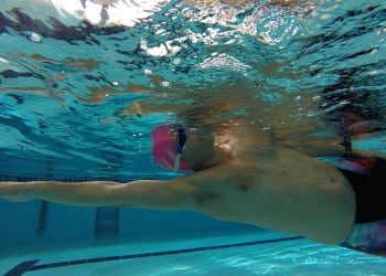 למה אנשים טועים כשהם חושבים שהבעיה העיקרית שלהם בשחייה היא הנשימה?