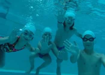 מתי מומלץ ללמוד שחייה באופן פרטי ומתי בקבוצה?