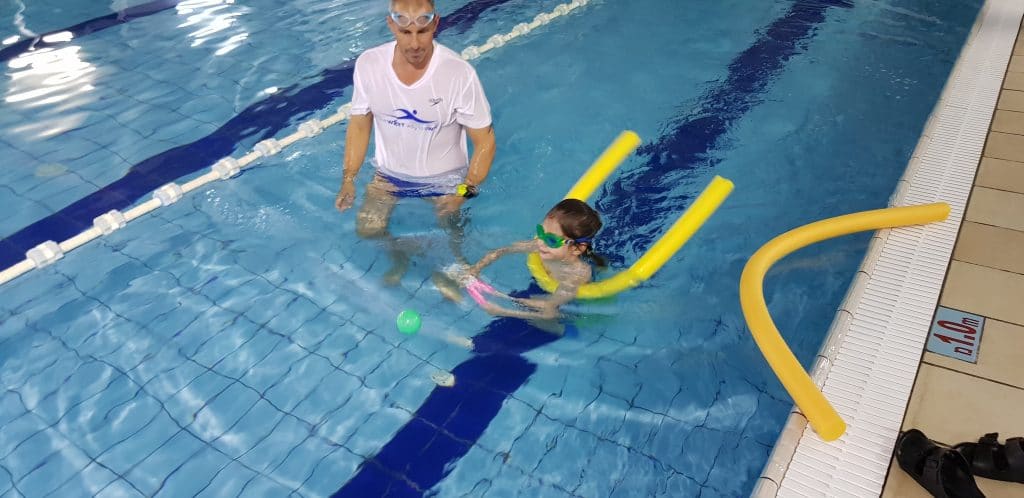 משחקים חשובים לפעילות עם ילדכם בבריכה לקידום יכולת השחייה שלהם