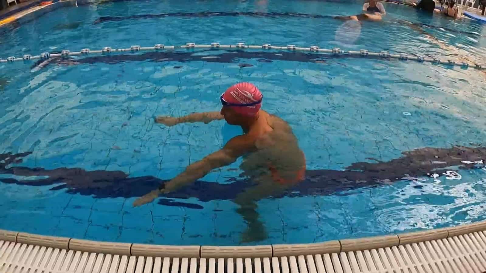 תרגילי הידרותרפיה , עיגולים בידיים בחזה בהליכה